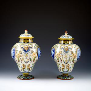 Par de vasos com tampa e decoração grotesca